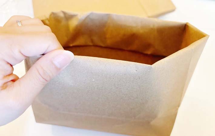 クラフト袋で野菜室の仕切りを作る写真