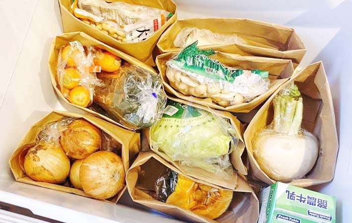 クラフト袋で野菜室の仕切りを作る写真