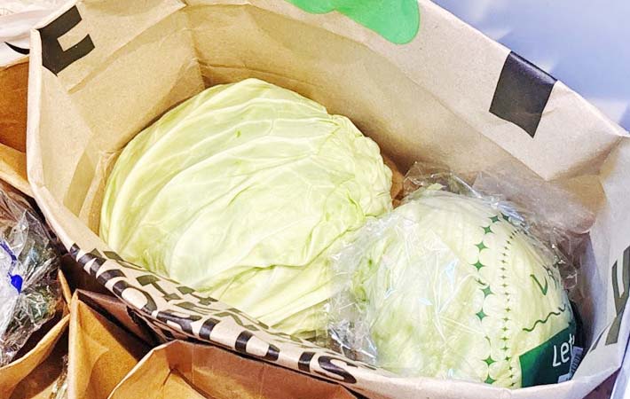クラフト袋で野菜室の仕切りを作る写真