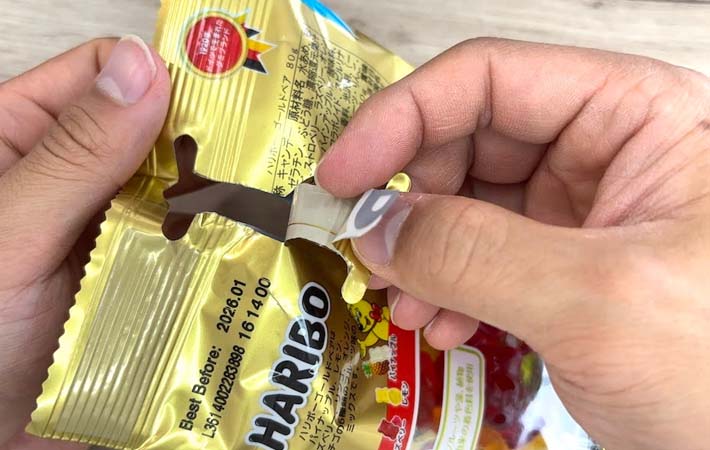 『ハリボー』の袋を開ける写真
