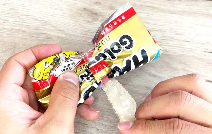 『ハリボー』の袋を閉じる写真