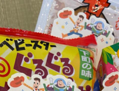 付箋が貼られたお菓子