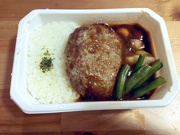 機内食ハンバーグの写真