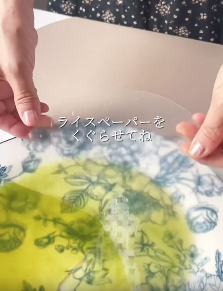 緑茶にライスペーパーをくぐらせていく