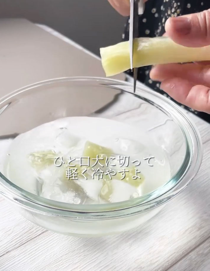 丸めたライスペーパーを氷水に入れながらカット