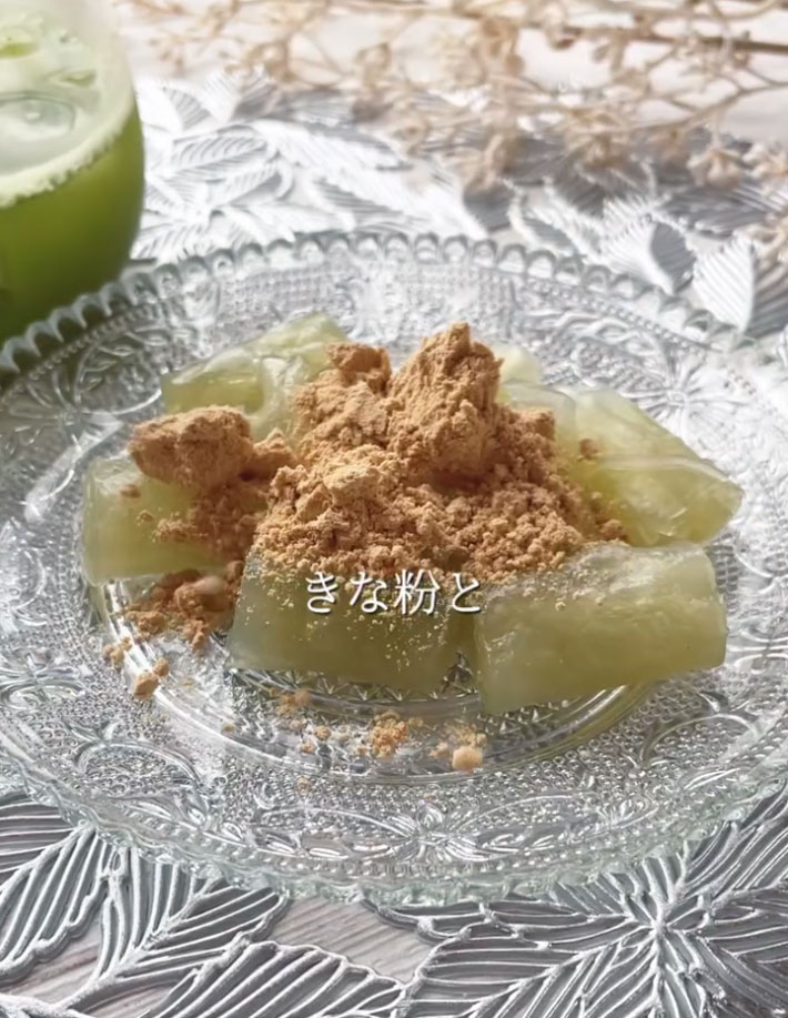 ライスペーパーにきな粉をかける