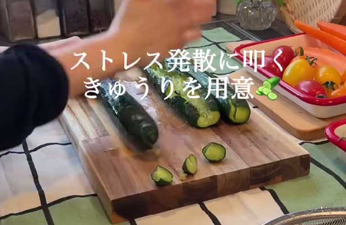 キュウリを叩く