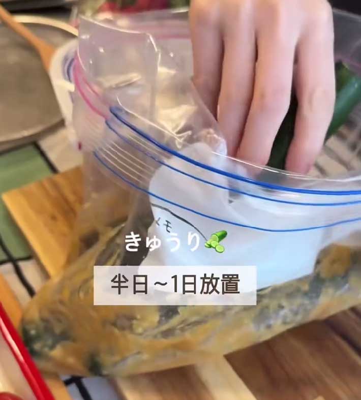 味噌ベースの漬物の素にキュウリを入れる