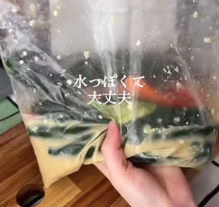 冷蔵庫から取り出した漬物。水っぽいのが特徴