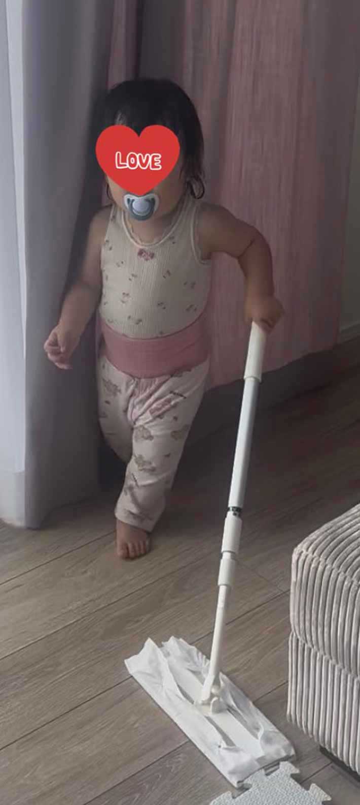 床掃除する１歳児