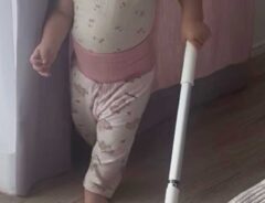 床掃除する１歳児