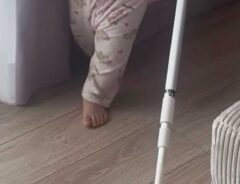 床掃除する１歳児