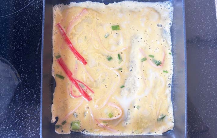 『マヨポン玉子焼き』を作る写真