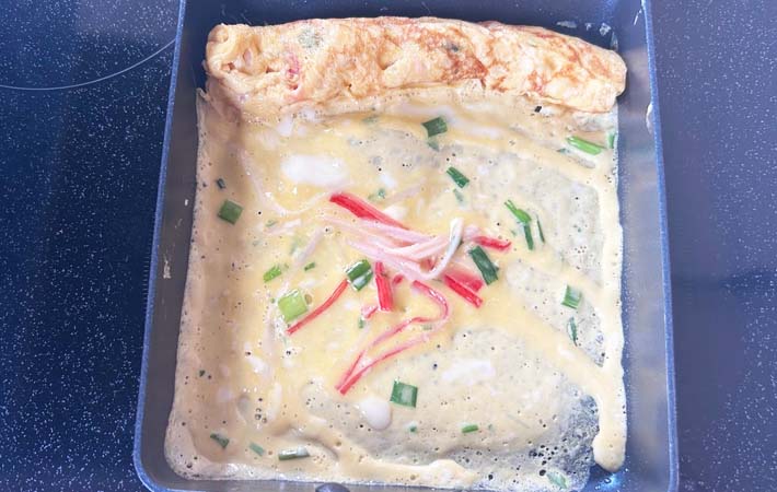 『マヨポン玉子焼き』を作る写真