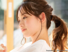 本を読む女性の写真