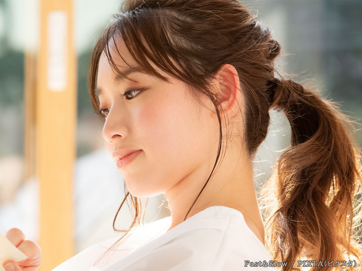 本を読む女性の写真