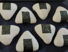 おにぎりのようなパンの写真