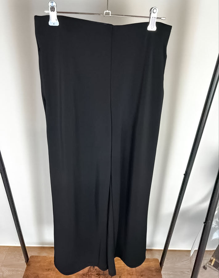 『クレープジャージーストレートパンツ』の写真