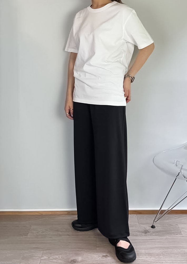 『クレープジャージーストレートパンツ』の写真