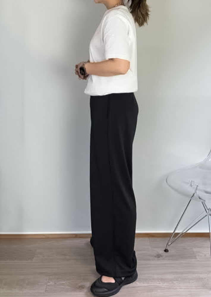 『クレープジャージーストレートパンツ』の写真