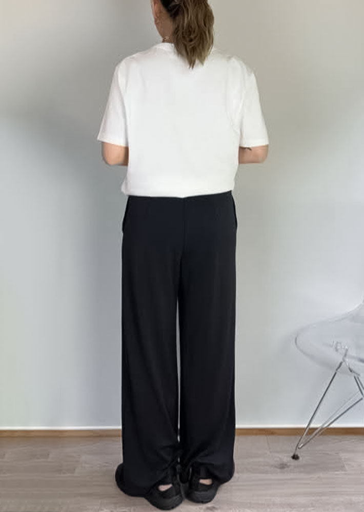 『クレープジャージーストレートパンツ』の写真