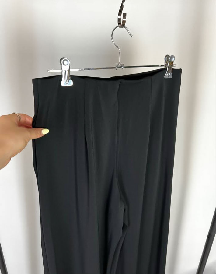 『クレープジャージーストレートパンツ』の写真