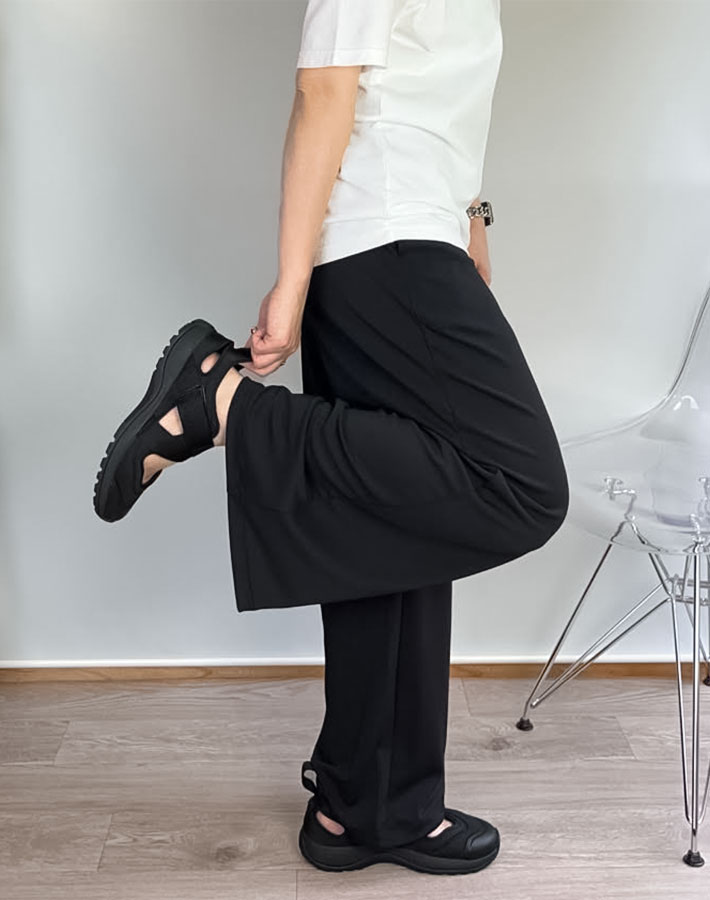『クレープジャージーストレートパンツ』の写真
