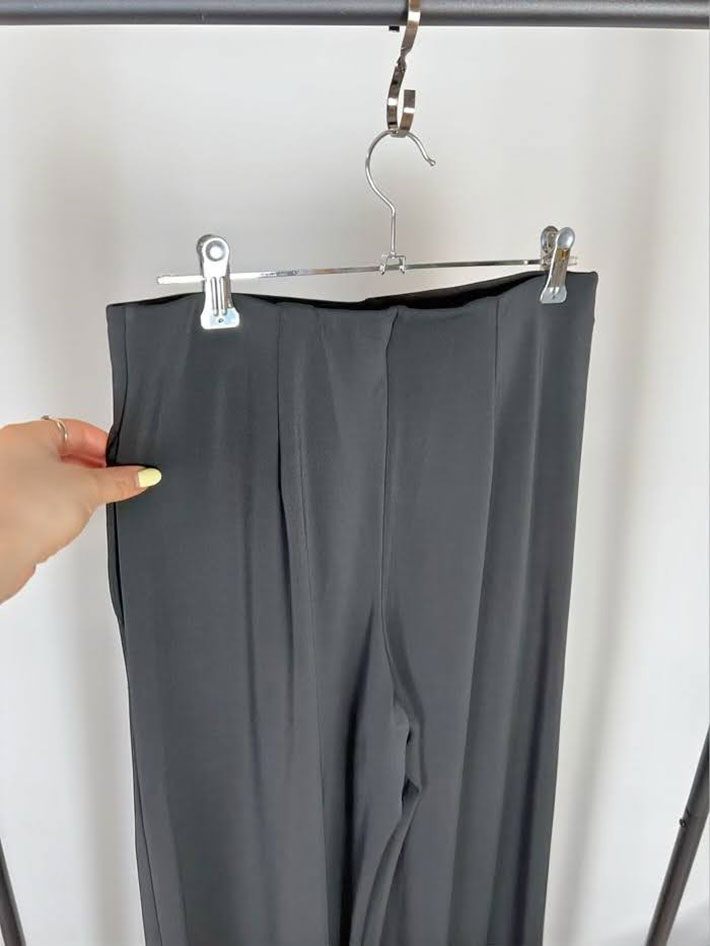 ユニクロのパンツの写真