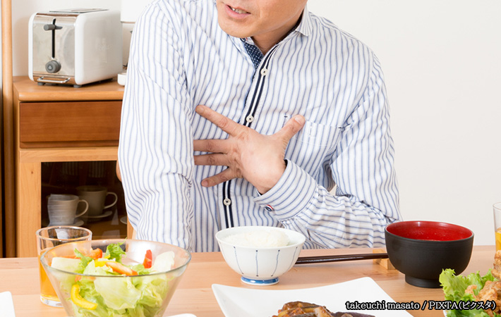食事をする男性