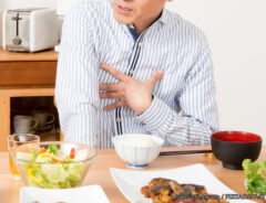 食事をする男性
