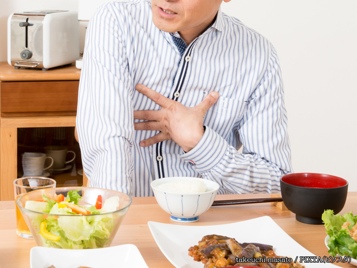 食事をする男性
