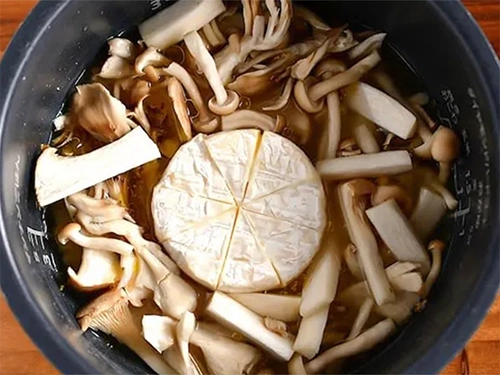 『キノコとカマンベールチーズの炊き込みご飯』を作っている写真