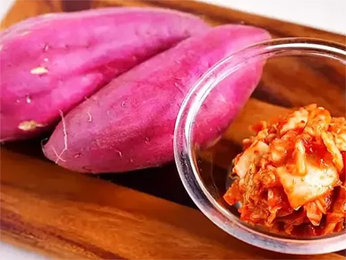 サツマイモとキムチの写真(撮影:小泉明代)