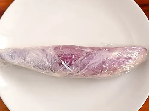 濡らしたキッチンペーパーとラップで包んだサツマイモの写真(撮影:小泉明代)