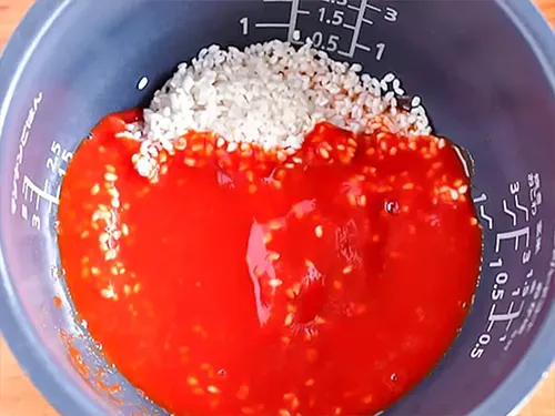 『トマトジュースの炊き込みチキンライス』を作る写真(撮影:小泉明代)