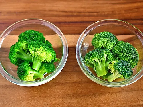 『ゆでたブロッコリーと生のブロッコリー』の写真(撮影:小泉明代)