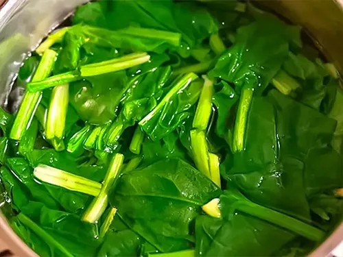 ほうれん草をゆでる写真(撮影:小泉明代)