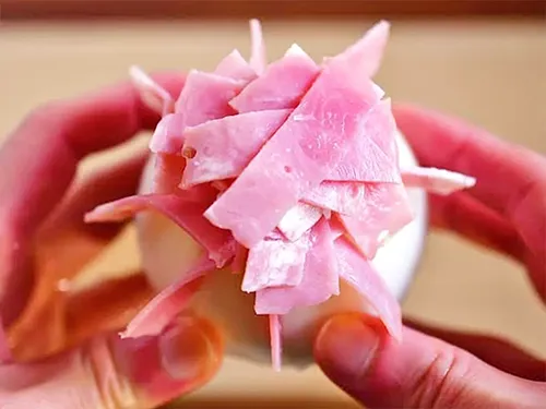 『丸ごと新タマネギのレンジ蒸し』を作る写真(撮影:小泉明代)