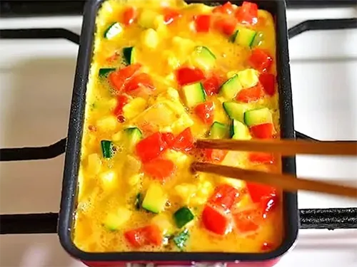 『夏野菜オムレツ』を作る写真(撮影:小泉明代)