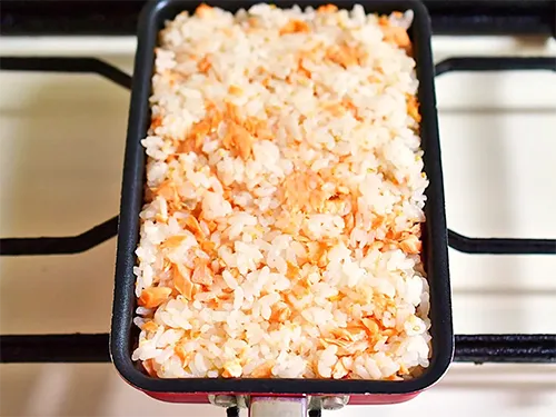 『サケとチーズの玉子焼き器おにぎり』を作る写真(撮影:小泉明代)