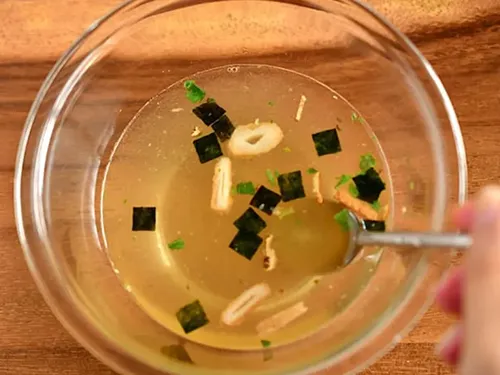 『夏野菜と卵のぶっかけそうめん』を作る写真(撮影:小泉明代)