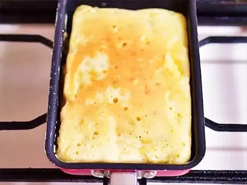 『バナナヨーグルトの玉子焼き器ケーキ』を作る写真(撮影:小泉明代)