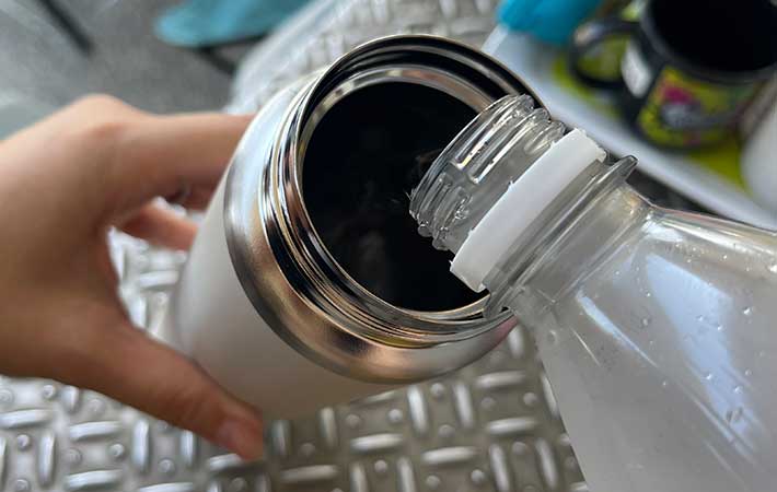 タイガー『真空断熱炭酸ボトル』に炭酸水を注ぐ