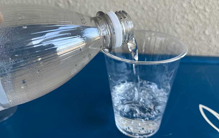 ペットボトルからコップに注ぐ