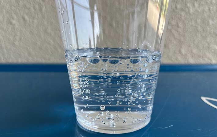 炭酸水が入ったコップ
