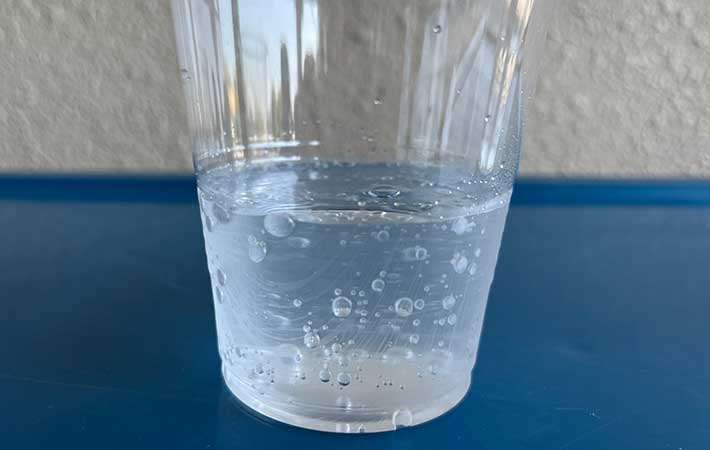 炭酸水が入ったコップ