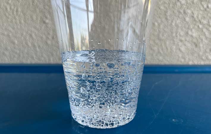 炭酸水が入ったコップ