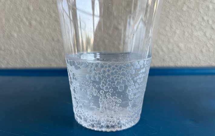 炭酸水が入ったコップ