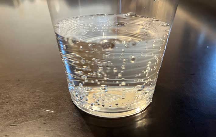 炭酸水が入ったコップ