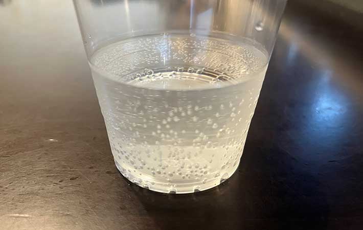炭酸水が入ったコップ